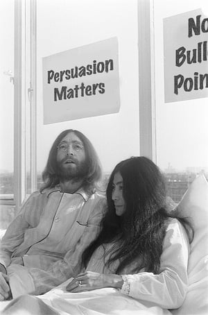 John_Lennon_en_zijn_echtgenote_Yoko_Ono_op_huwelijksreis_in_Amsterdam._John_Lenn,_Bestanddeelnr_922-2306-1
